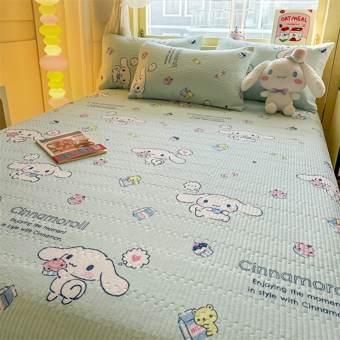 91家纺网 家纺一手货源 找家纺 妮可 2025新品正版授权IP三丽欧全棉夹棉多功能床垫-床盖 冰激凌玉桂狗