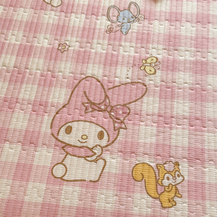 91家纺网 家纺一手货源 找家纺 妮可 2025新品正版授权IP三丽欧全棉夹棉多功能床垫-床盖 粉格美乐蒂