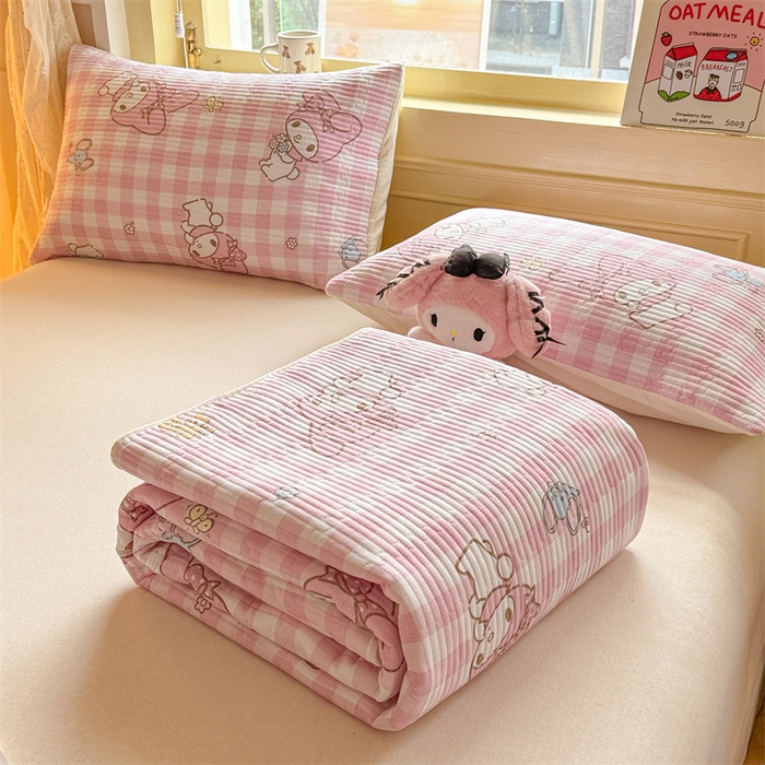 91家纺网 家纺一手货源 找家纺 妮可 2025新品正版授权IP三丽欧全棉夹棉多功能床垫-床盖 粉格美乐蒂