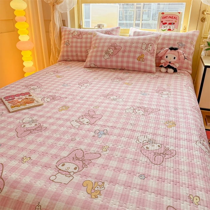 91家纺网 家纺一手货源 找家纺 妮可 2025新品正版授权IP三丽欧全棉夹棉多功能床垫-床盖 粉格美乐蒂