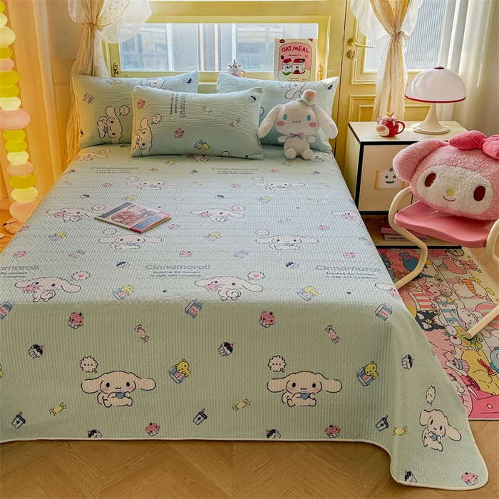 91家纺网 家纺一手货源 找家纺 妮可 2025新品正版授权IP三丽欧全棉夹棉多功能床垫-床盖 冰激凌玉桂狗