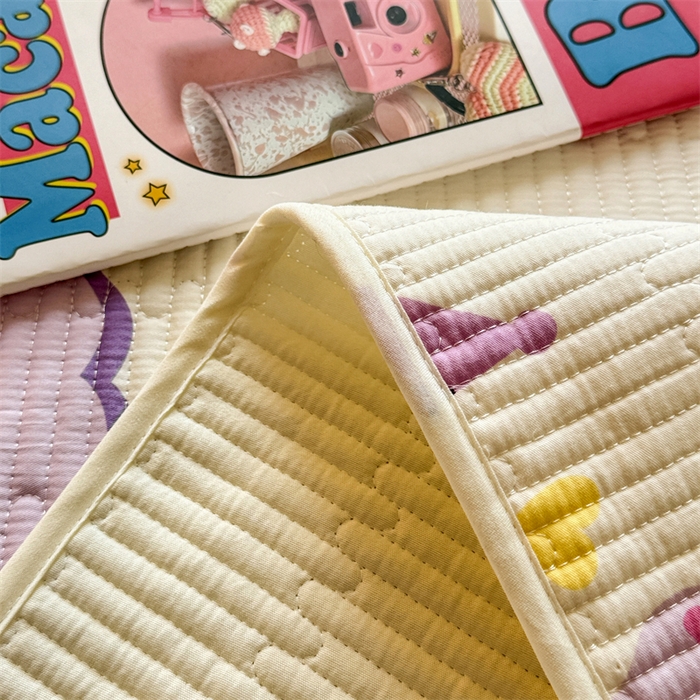 91家纺网 家纺一手货源 找家纺 妮可 2025新品正版授权IP三丽欧全棉夹棉多功能床垫-床盖 爱心库洛米