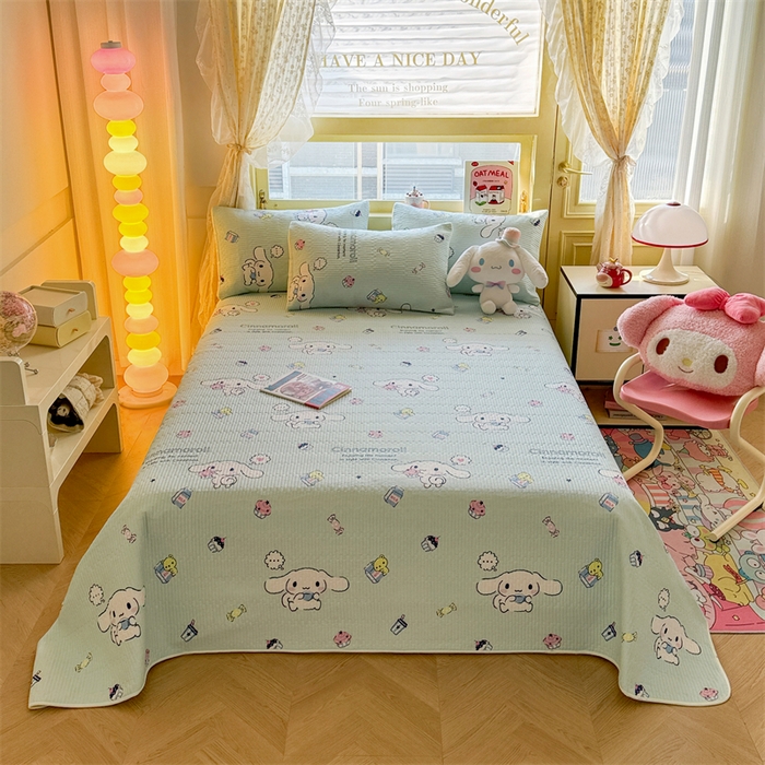 91家纺网 家纺一手货源 找家纺 妮可 2025新品正版授权IP三丽欧全棉夹棉多功能床垫-床盖 冰激凌玉桂狗