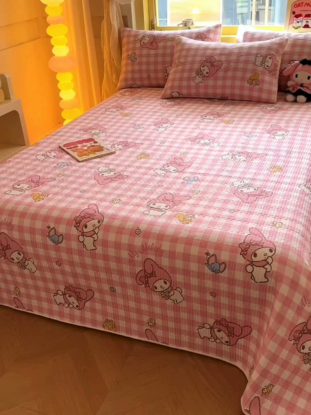 91家纺网 家纺一手货源 找家纺 妮可 2025新品正版授权IP三丽欧全棉夹棉多功能床垫-床盖 粉格美乐蒂