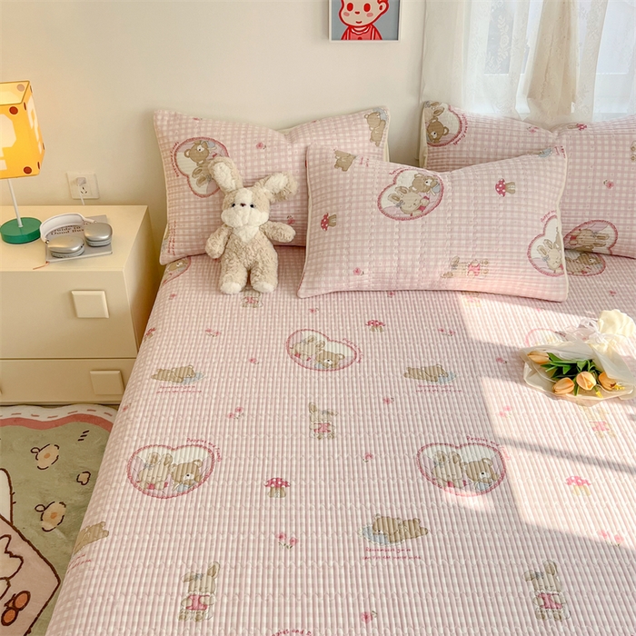 91家纺网 家纺一手货源 找家纺 妮可 2025新款热款花型印花全棉夹棉多功能床垫-床盖 可爱珍妮