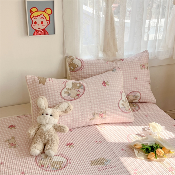 91家纺网 家纺一手货源 找家纺 妮可 2025新款热款花型印花全棉夹棉多功能床垫-床盖 可爱珍妮