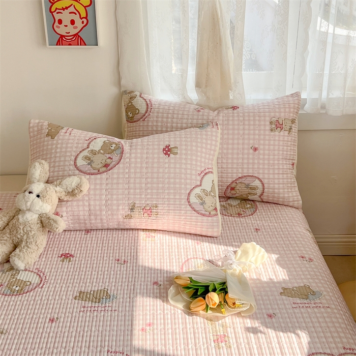 91家纺网 家纺一手货源 找家纺 妮可 2025新款热款花型印花全棉夹棉多功能床垫-床盖 可爱珍妮