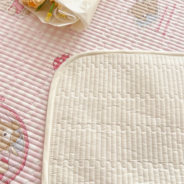 91家纺网 家纺一手货源 找家纺 妮可 2025新款热款花型印花全棉夹棉多功能床垫-床盖 可爱珍妮