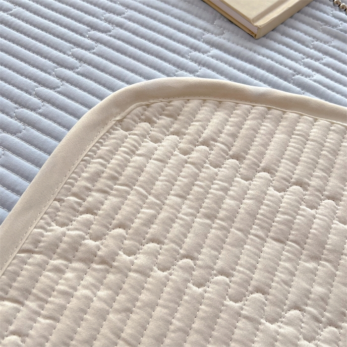 91家纺网 家纺一手货源 找家纺 妮可 2025新款热款花型印花全棉夹棉多功能床垫-床盖 宾利蓝