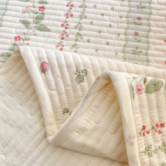 91家纺网 家纺一手货源 找家纺 妮可 2025新款热款花型印花全棉夹棉多功能床垫-床盖 草莓小兔