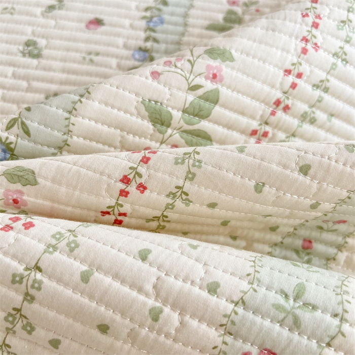 91家纺网 家纺一手货源 找家纺 妮可 2025新款热款花型印花全棉夹棉多功能床垫-床盖 草莓小兔