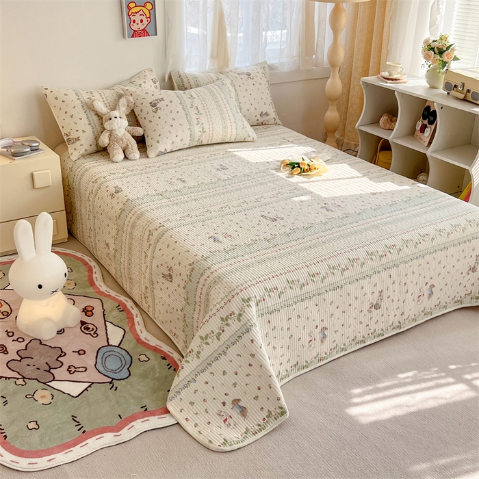 91家纺网 家纺一手货源 找家纺 妮可 2025新款热款花型印花全棉夹棉多功能床垫-床盖 草莓小兔