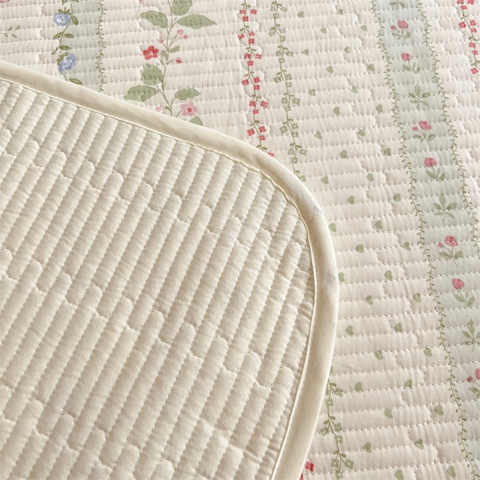 91家纺网 家纺一手货源 找家纺 妮可 2025新款热款花型印花全棉夹棉多功能床垫-床盖 草莓小兔