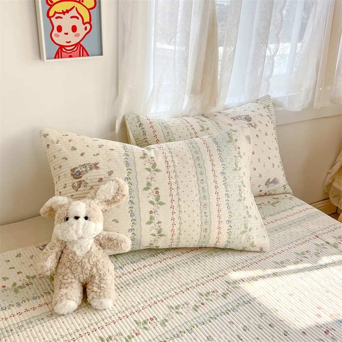 91家纺网 家纺一手货源 找家纺 妮可 2025新款热款花型印花全棉夹棉多功能床垫-床盖 草莓小兔