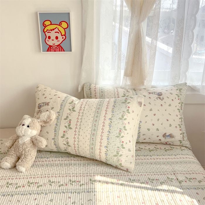 91家纺网 家纺一手货源 找家纺 妮可 2025新款热款花型印花全棉夹棉多功能床垫-床盖 草莓小兔