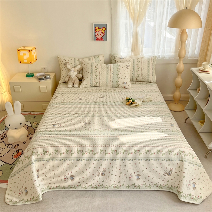 91家纺网 家纺一手货源 找家纺 妮可 2025新款热款花型印花全棉夹棉多功能床垫-床盖 草莓小兔