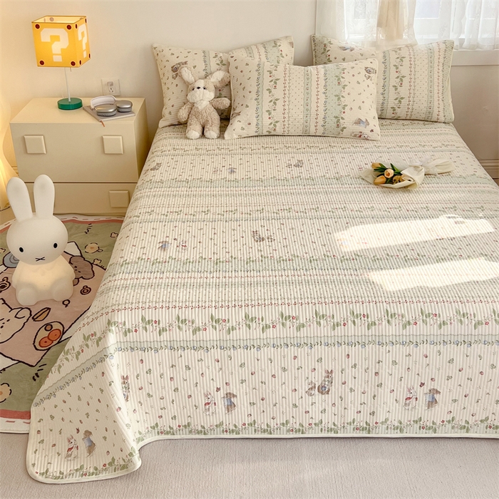 91家纺网 家纺一手货源 找家纺 妮可 2025新款热款花型印花全棉夹棉多功能床垫-床盖 草莓小兔