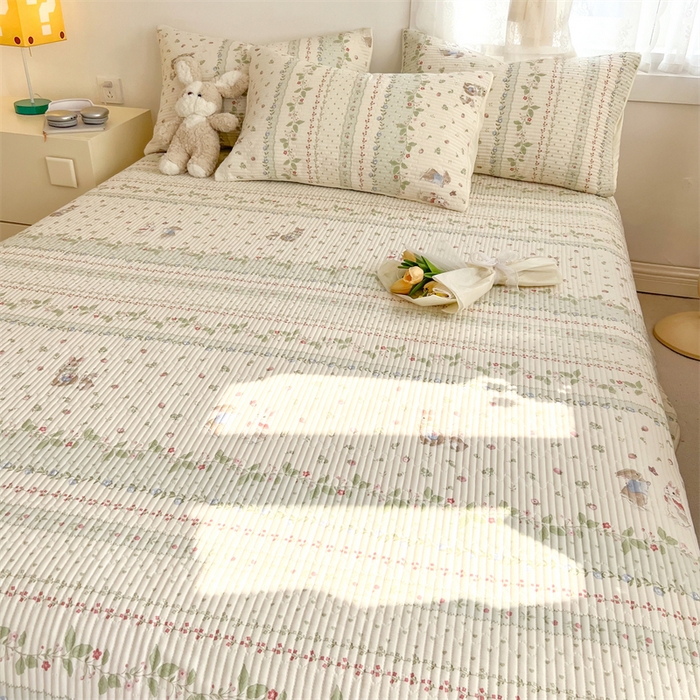 91家纺网 家纺一手货源 找家纺 妮可 2025新款热款花型印花全棉夹棉多功能床垫-床盖 草莓小兔