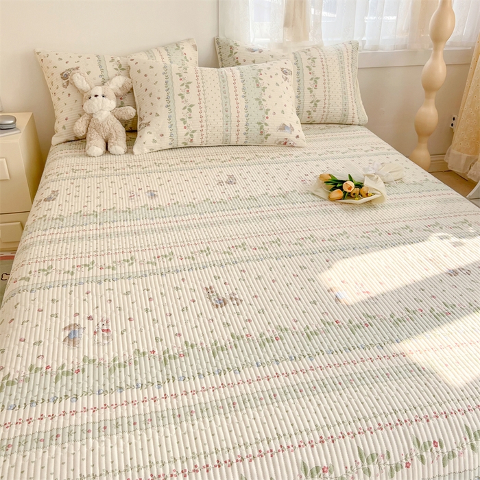 91家纺网 家纺一手货源 找家纺 妮可 2025新款热款花型印花全棉夹棉多功能床垫-床盖 草莓小兔