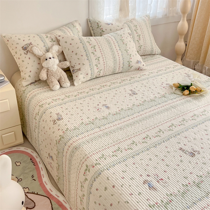 91家纺网 家纺一手货源 找家纺 妮可 2025新款热款花型印花全棉夹棉多功能床垫-床盖 草莓小兔
