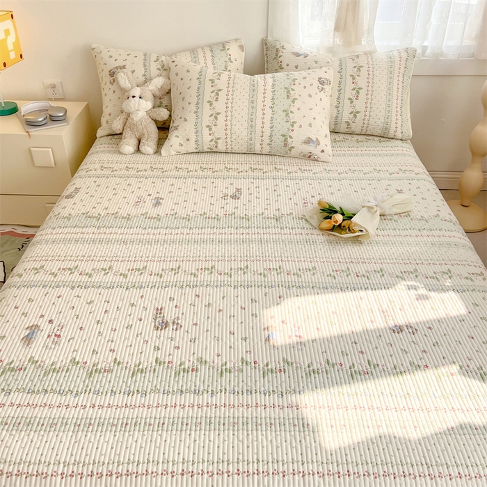 91家纺网 家纺一手货源 找家纺 妮可 2025新款热款花型印花全棉夹棉多功能床垫-床盖 草莓小兔