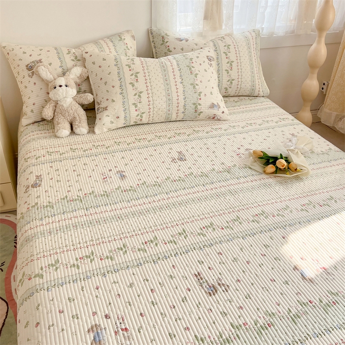 91家纺网 家纺一手货源 找家纺 妮可 2025新款热款花型印花全棉夹棉多功能床垫-床盖 草莓小兔