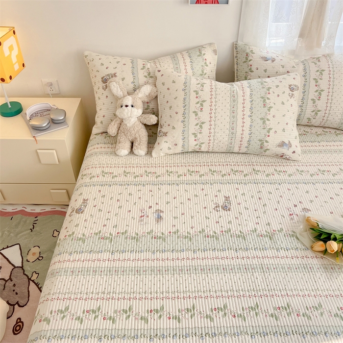 91家纺网 家纺一手货源 找家纺 妮可 2025新款热款花型印花全棉夹棉多功能床垫-床盖 草莓小兔