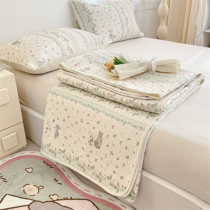 91家纺网 家纺一手货源 找家纺 妮可 2025新款热款花型印花全棉夹棉多功能床垫-床盖 草莓小兔