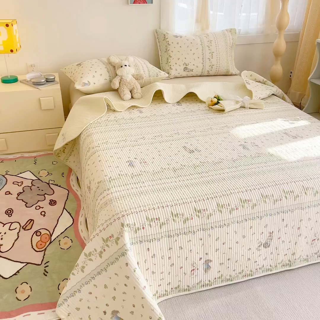 91家纺网 家纺一手货源 找家纺 妮可 2025新款热款花型印花全棉夹棉多功能床垫-床盖 草莓小兔