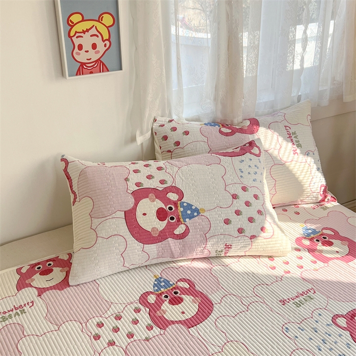 91家纺网 家纺一手货源 找家纺 妮可 2025新款热款花型印花全棉夹棉多功能床垫-床盖 草莓熊