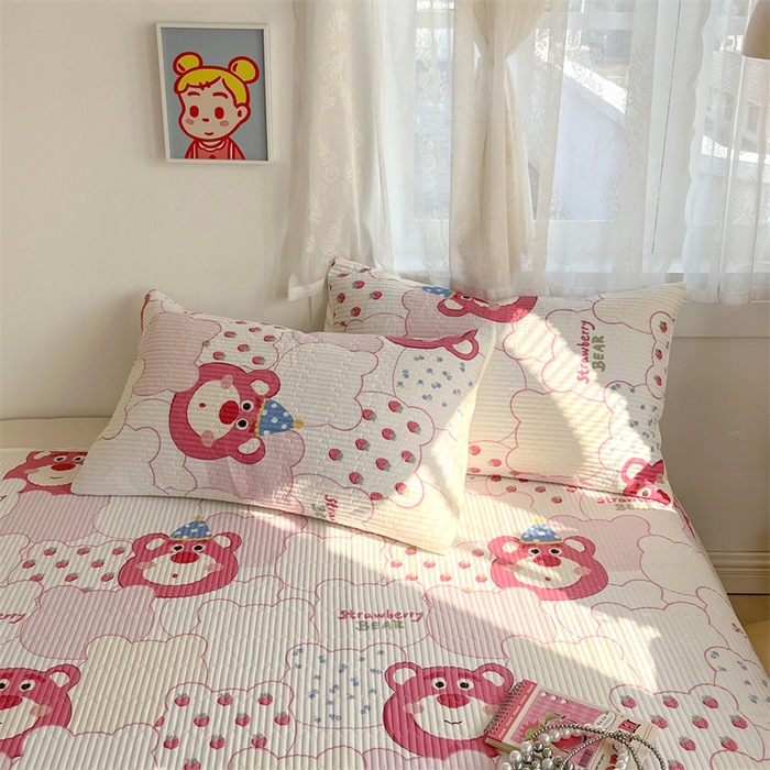 91家纺网 家纺一手货源 找家纺 妮可 2025新款热款花型印花全棉夹棉多功能床垫-床盖 草莓熊