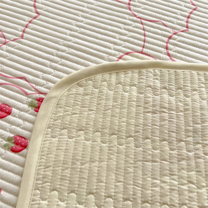 91家纺网 家纺一手货源 找家纺 妮可 2025新款热款花型印花全棉夹棉多功能床垫-床盖 草莓熊