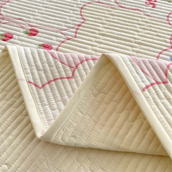 91家纺网 家纺一手货源 找家纺 妮可 2025新款热款花型印花全棉夹棉多功能床垫-床盖 草莓熊