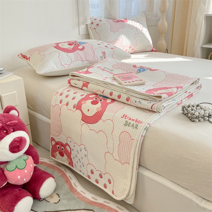 91家纺网 家纺一手货源 找家纺 妮可 2025新款热款花型印花全棉夹棉多功能床垫-床盖 草莓熊