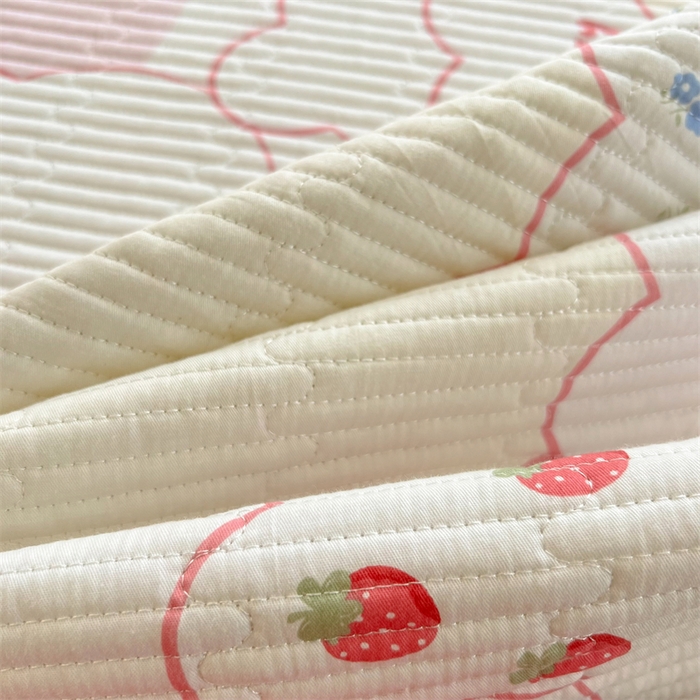 91家纺网 家纺一手货源 找家纺 妮可 2025新款热款花型印花全棉夹棉多功能床垫-床盖 草莓熊