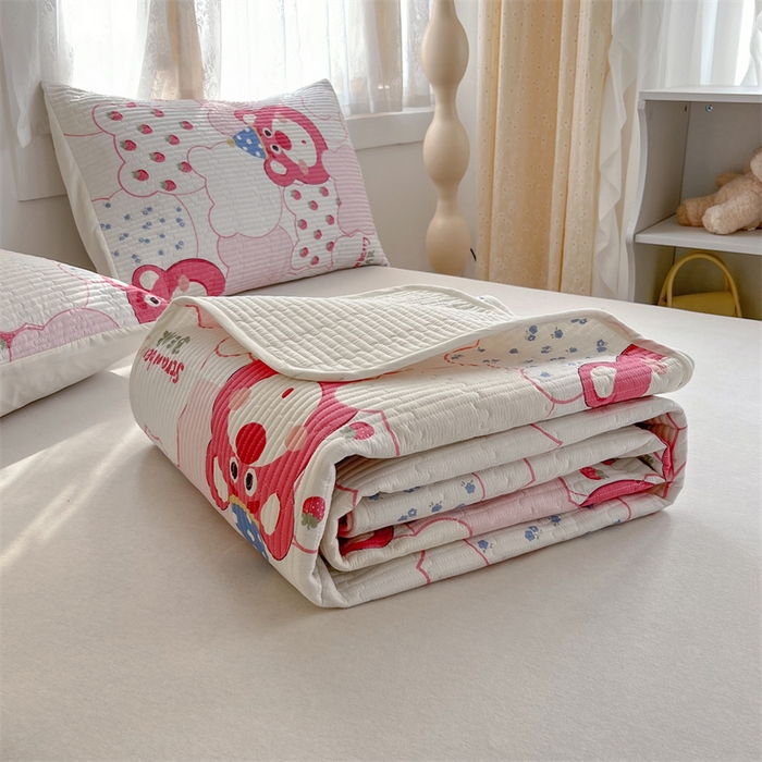 91家纺网 家纺一手货源 找家纺 妮可 2025新款热款花型印花全棉夹棉多功能床垫-床盖 草莓熊