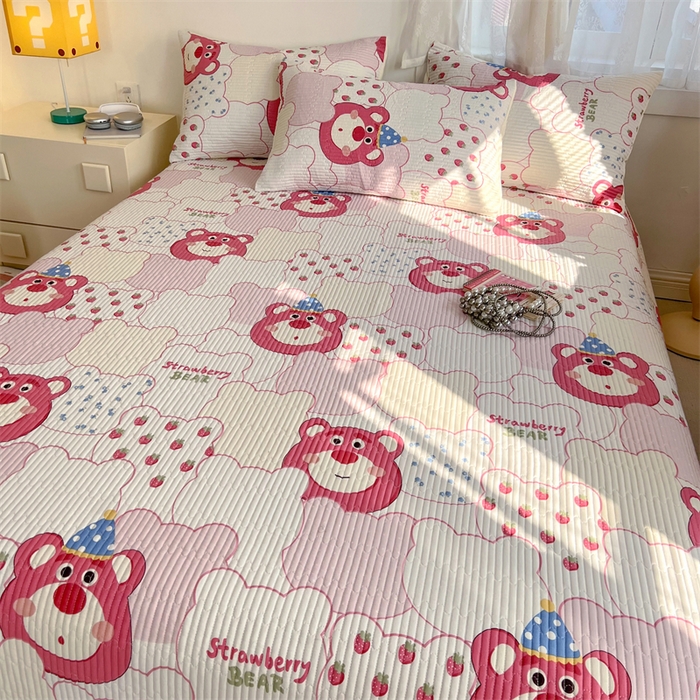 91家纺网 家纺一手货源 找家纺 妮可 2025新款热款花型印花全棉夹棉多功能床垫-床盖 草莓熊