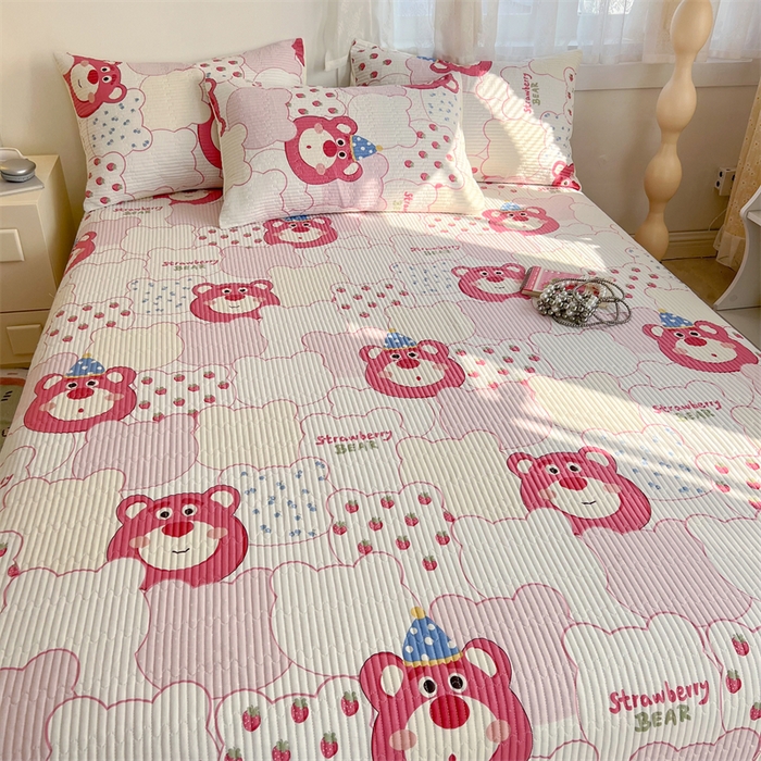 91家纺网 家纺一手货源 找家纺 妮可 2025新款热款花型印花全棉夹棉多功能床垫-床盖 草莓熊