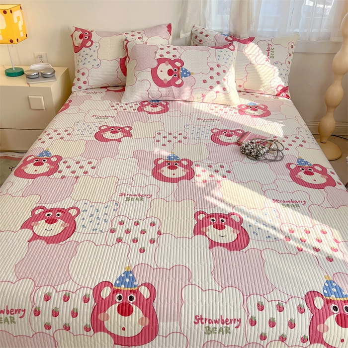 91家纺网 家纺一手货源 找家纺 妮可 2025新款热款花型印花全棉夹棉多功能床垫-床盖 草莓熊