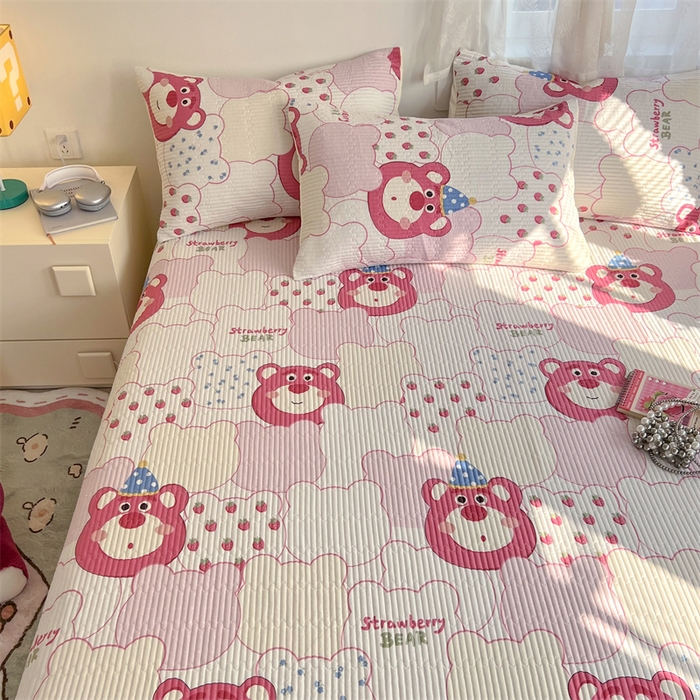 91家纺网 家纺一手货源 找家纺 妮可 2025新款热款花型印花全棉夹棉多功能床垫-床盖 草莓熊