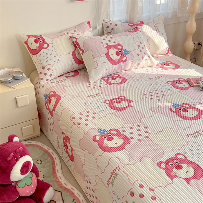 91家纺网 家纺一手货源 找家纺 妮可 2025新款热款花型印花全棉夹棉多功能床垫-床盖 草莓熊