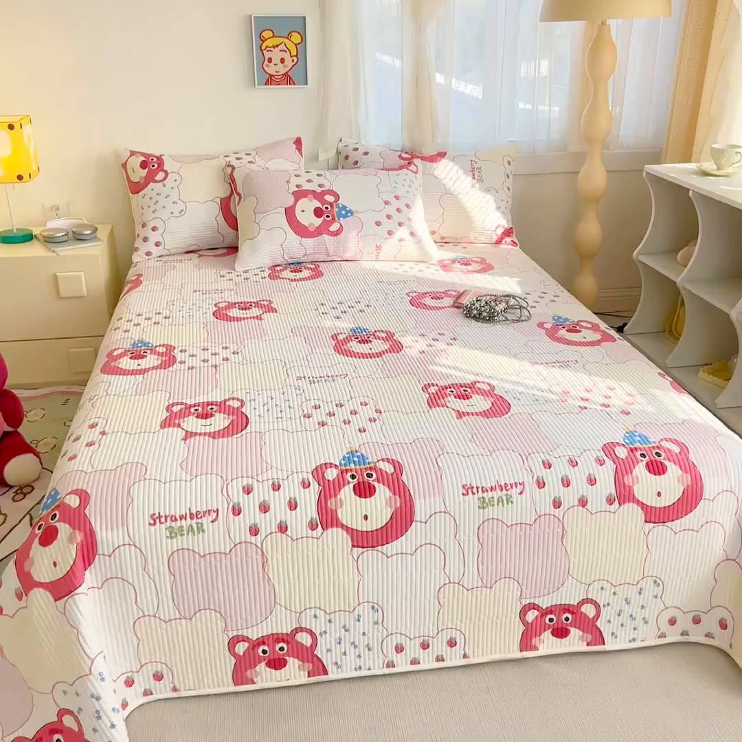 91家纺网 家纺一手货源 找家纺 妮可 2025新款热款花型印花全棉夹棉多功能床垫-床盖 草莓熊