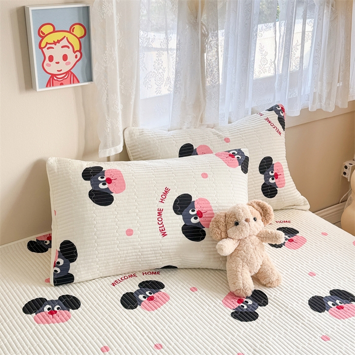 91家纺网 家纺一手货源 找家纺 妮可 2025新款热款花型印花全棉夹棉多功能床垫-床盖 粉点狗狗