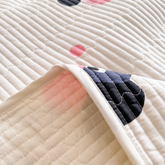 91家纺网 家纺一手货源 找家纺 妮可 2025新款热款花型印花全棉夹棉多功能床垫-床盖 粉点狗狗