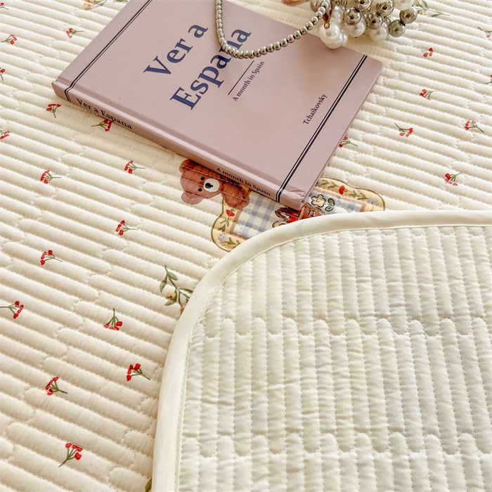 91家纺网 家纺一手货源 找家纺 妮可 2025新款热款花型印花全棉夹棉多功能床垫-床盖 拍照小熊