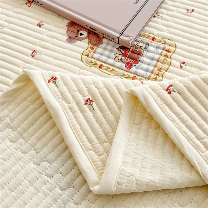 91家纺网 家纺一手货源 找家纺 妮可 2025新款热款花型印花全棉夹棉多功能床垫-床盖 拍照小熊