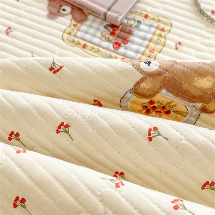 91家纺网 家纺一手货源 找家纺 妮可 2025新款热款花型印花全棉夹棉多功能床垫-床盖 拍照小熊