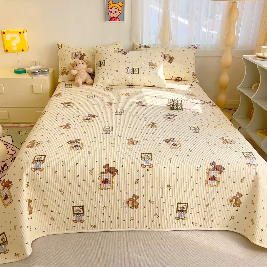 91家纺网 家纺一手货源 找家纺 妮可 2025新款热款花型印花全棉夹棉多功能床垫-床盖 拍照小熊