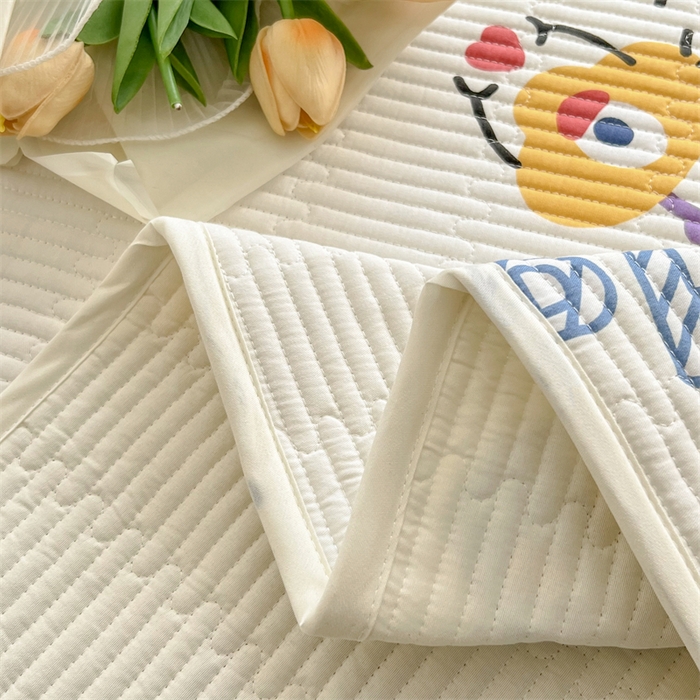 91家纺网 家纺一手货源 找家纺 妮可 2025新款热款花型印花全棉夹棉多功能床垫-床盖 玩具总动员