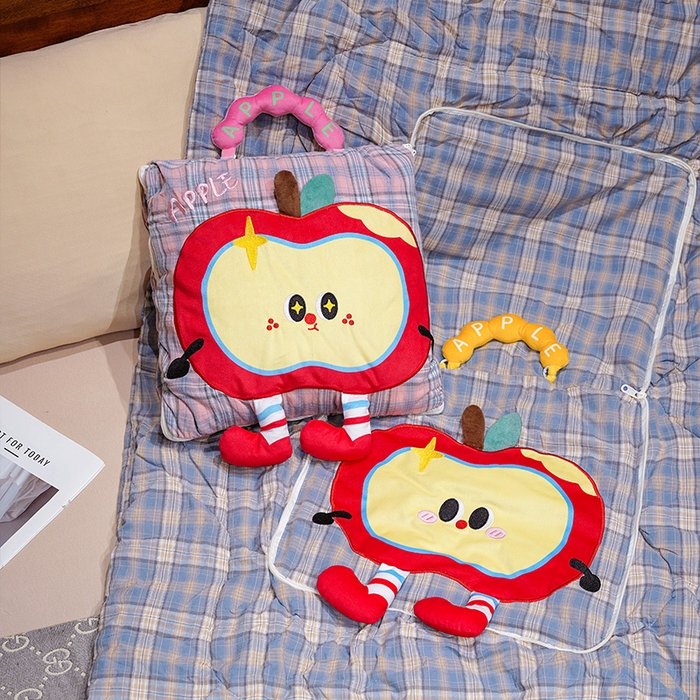 91家纺网 家纺一手货源 找家纺 仟亿莱 2025新款大眼红苹果格子布抱枕被 蓝格嘟嘟大眼